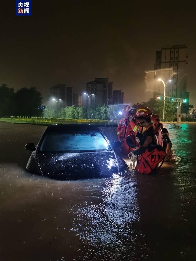 内蒙古鄂尔多斯突发暴雨致多地受灾 消防部门紧急救援89名受困群众