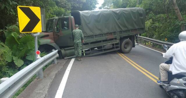 台军方车辆冲撞护栏