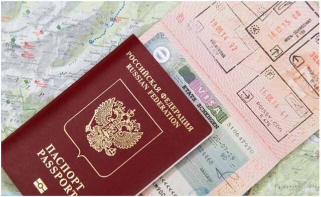 俄罗斯护照和申根签证。（俄新社）