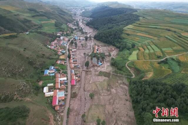 8月18日，航拍青海省西宁市大通县青山乡青山村洪灾现场。中新社记者胡贵龙陈奇峰摄