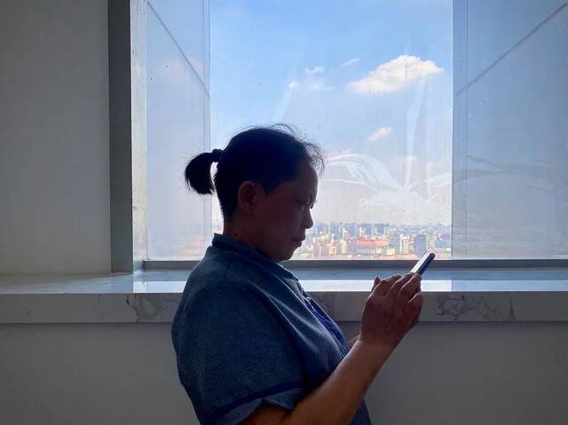 ·从公司顶楼的阳台望出去，可以看到蔚蓝天空下的北京城。侯欣颖/摄