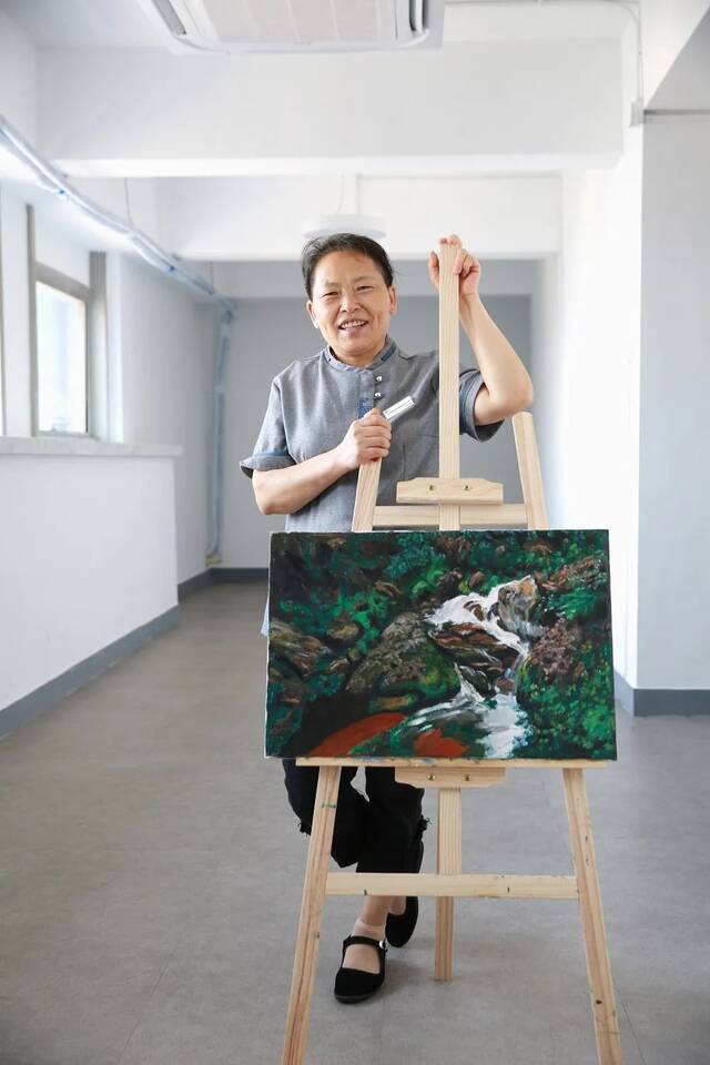 ·王柳云和她的作品《山间小溪》。侯欣颖/摄