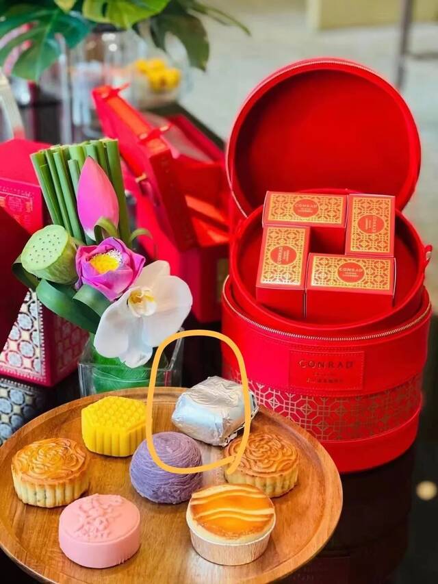 ▲北京康莱德酒店发售的礼品月饼。受访者供图
