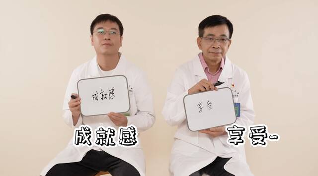 父亲苏逢锡（右）和儿子苏安（左）。本文图片均由中山大学孙逸仙纪念医院提供