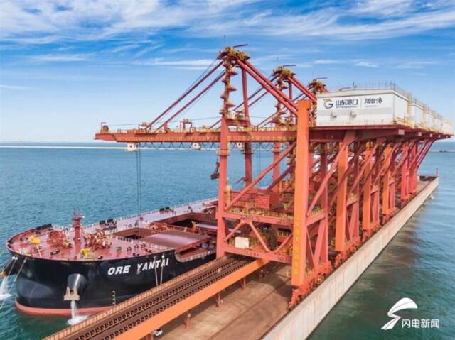 图/山东港口烟台港全球首个真正意义上的干散货全自动化码头。