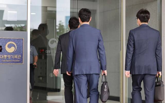 当地时间19日，韩国检方调查人员前往总统档案馆搜查案件证据。图自韩媒