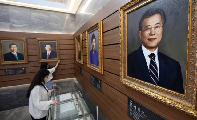 位于韩国世宗市的总统档案馆正在展示韩国前总统文在寅的肖像画。资料图图自韩媒