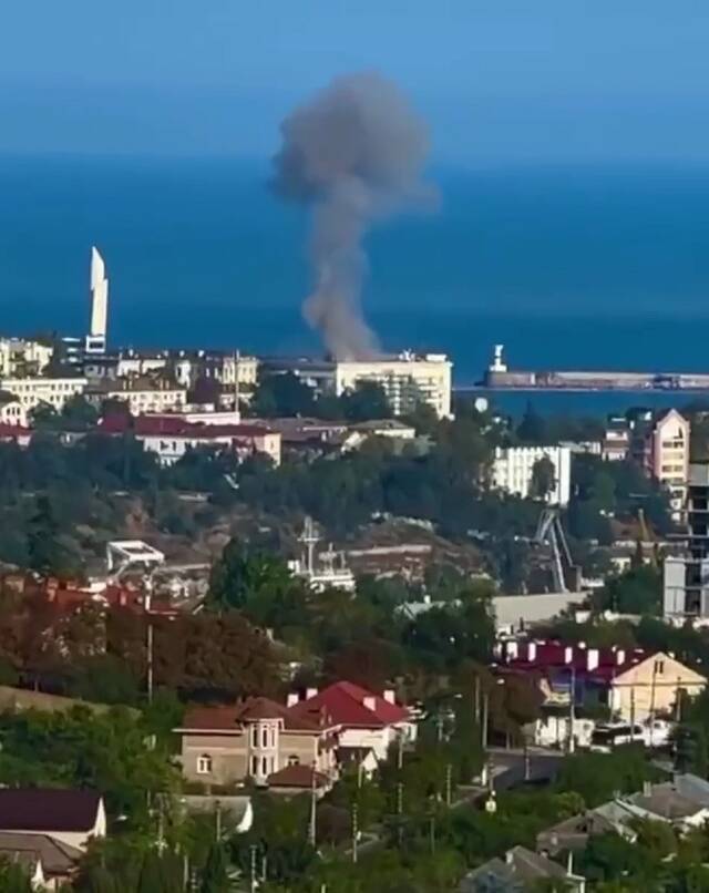 无人机被击落后，坠机地点冒起浓烟（俄罗斯《消息报》）
