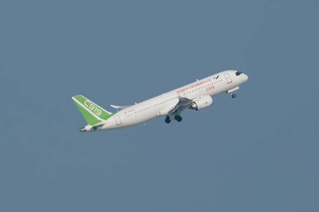 ▲7月31日，北京，国产客机C919在北京大兴国际机场进行取证试飞，图为测试飞机起飞前往桂林。图/IC photo