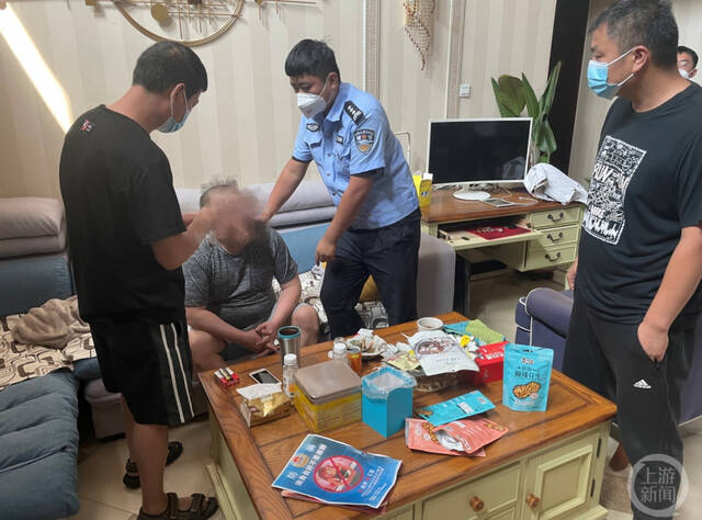 ▲西安警方在北京某别墅小区将董某抓获。图片来源/西安高新警方