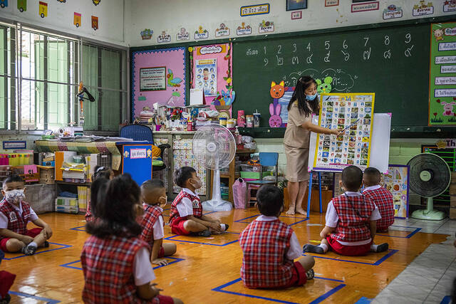 当地时间2021年2月1日，泰国曼谷，学生在学校上课。视觉中国资料图