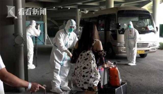 视频｜海南：三亚第三方舱医院首批14人治愈出院