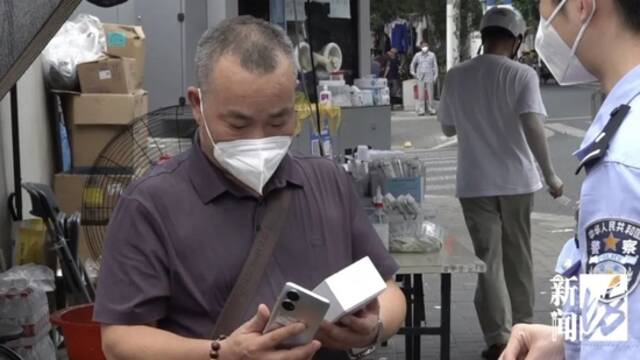 凌晨4点 沪一赤膊男子趁核酸采样员小憩时竟动起贼手