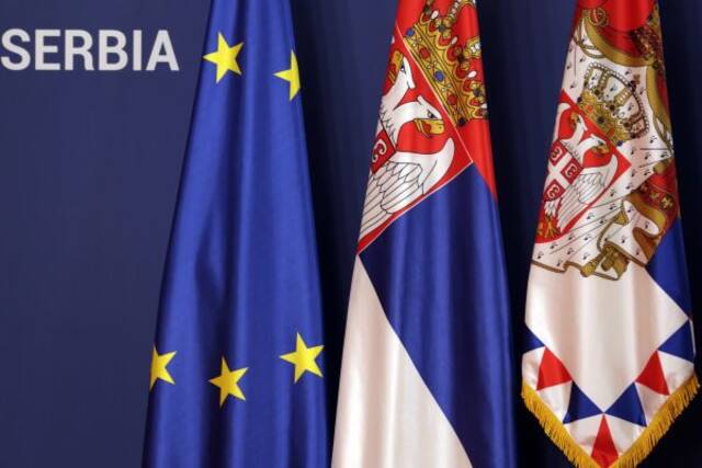 塞尔维亚与欧盟旗帜（欧新社）