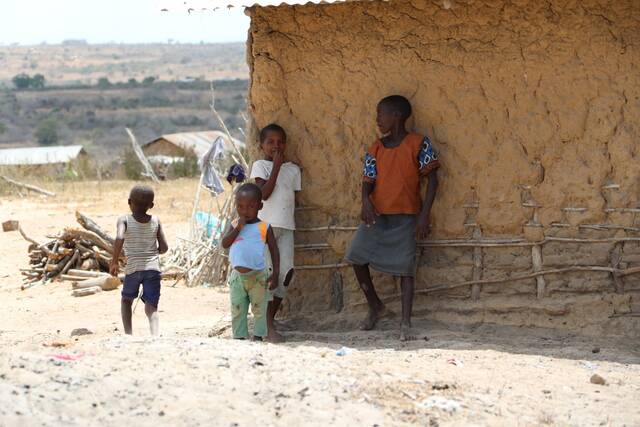 这是3月23日拍摄的遭受旱灾的肯尼亚基利菲郡村庄中的儿童。新华社记者董江辉摄