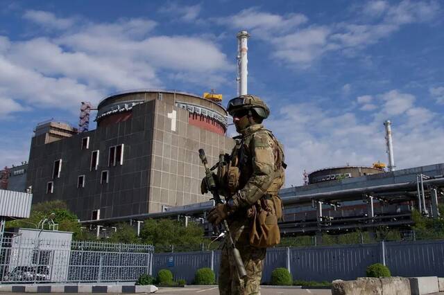 当地时间2022年5月1日，乌克兰扎波罗热，一名俄罗斯士兵正在扎波罗热核电站的附近巡逻。视觉中国图
