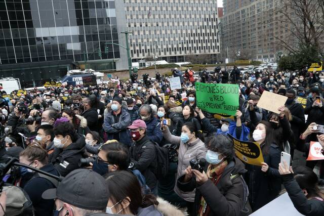 当地时间2021年2月27日，美国纽约，亚美联盟于曼哈顿下城富力广场举办反仇恨亚裔抗议活动，数百民众和众多民选官员现身声援，呼吁社区团结，停止针对亚裔的歧视和仇恨犯罪。图/IC photo