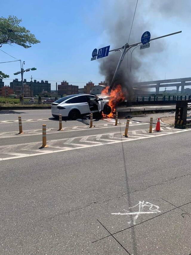 林志颖22日驾车撞上隔离带后起火。图自台湾东森新闻