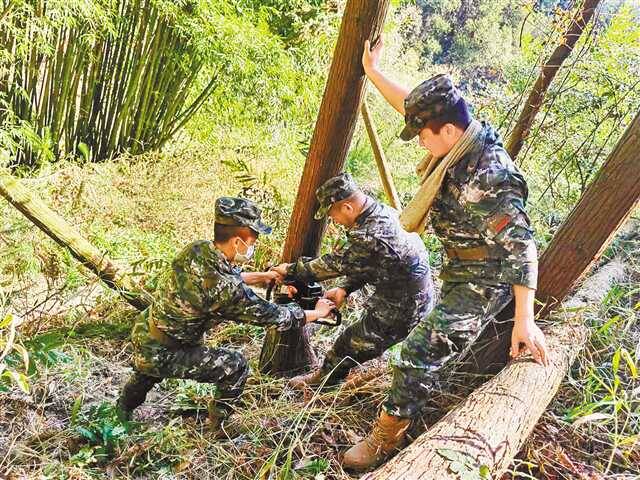 8月22日，在巴南区界石镇，武警重庆总队机动支队的官兵在开辟隔离带。新华社发