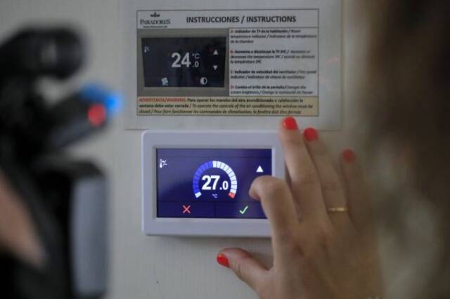 在马德里一处公共场所，员工将空调温度设定上调至规定的27摄氏度。（欧洲新闻图片社）