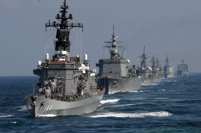 2015年10月18日，在日本神奈川县的相模湾，日本海上自卫队舰只编队航行。新华社记者马平摄