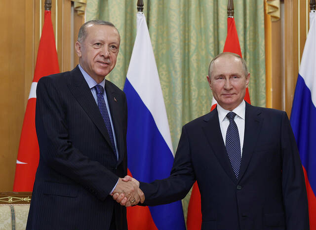 当地时间2022年8月5日，俄罗斯索契，土耳其总统埃尔多安（左）和俄罗斯总统普京（右）在俄罗斯索契会面。视觉中国图