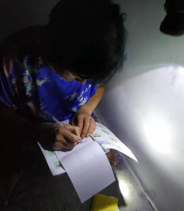 一名建筑工人在宿舍练习写字受访者供图