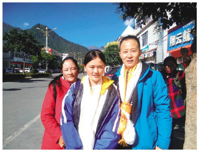 ▲2017年10月，刘宗爱（右）和其米卓玛（中）以及她的妈妈（左）在林芝合影留念。受访者供图