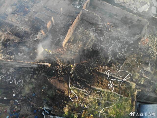 四川内江市市中区一木材市场发生火灾 目前火灾已扑灭