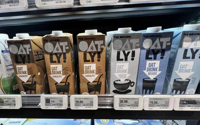 市场上Oatly燕麦奶售价较高。新京报首席记者郭铁摄