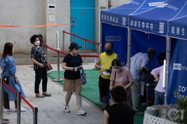 香港一社区围封进行强制核酸检测图自港媒