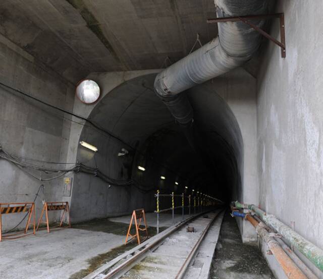 日韩隧道建设现场