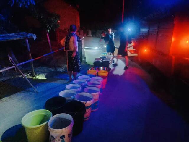 8月19日23时许，合江县建设路消防救援站给白米镇村民送水。受访者供图