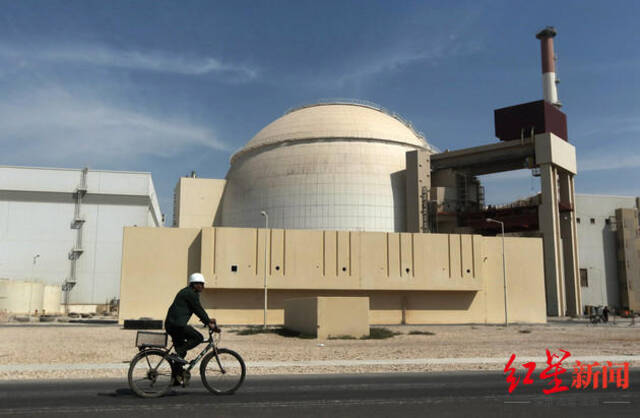 ↑伊朗南部城市布什尔郊外的核电站反应堆