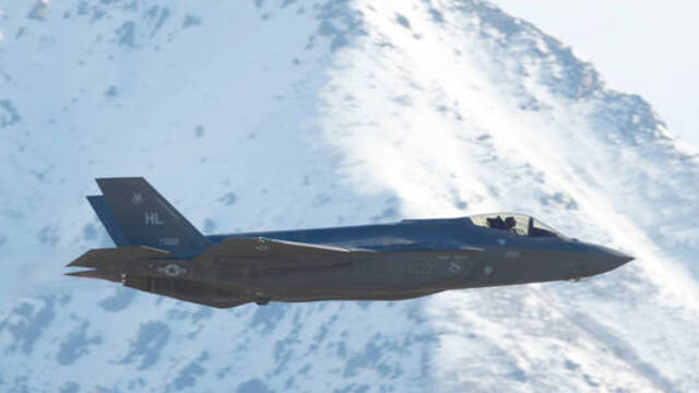 一架F-35战机进行飞行训练图源：RT