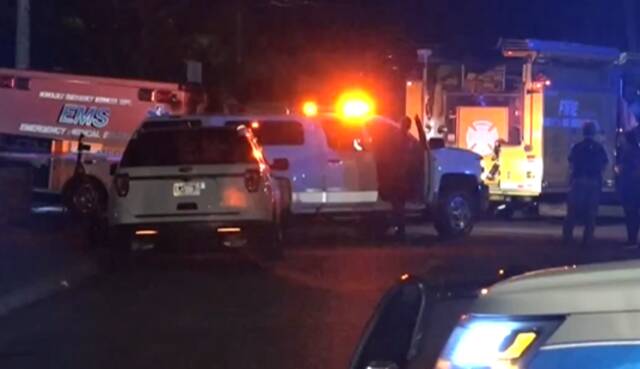 美国夏威夷一辆救护车在医院外突然起火