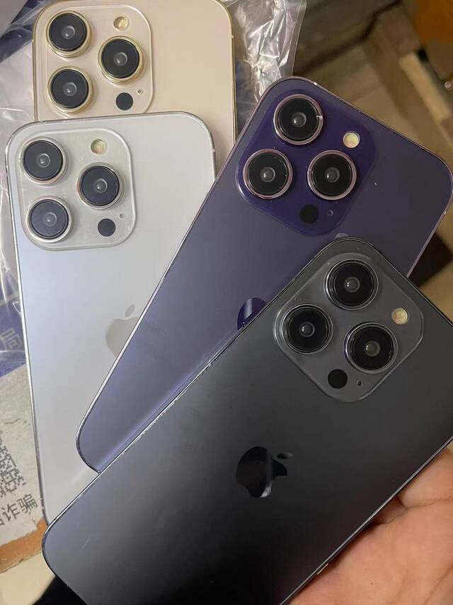 苹果iPhone 14 Pro机模展示 包含紫色和深蓝色版本