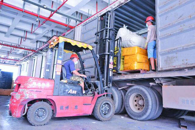 首批海外采购团抓紧下单出货，义乌前7月外贸增长33.8%