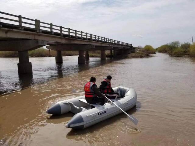抚远水文勘测队队员在别拉洪河上工作。（受访者供图）