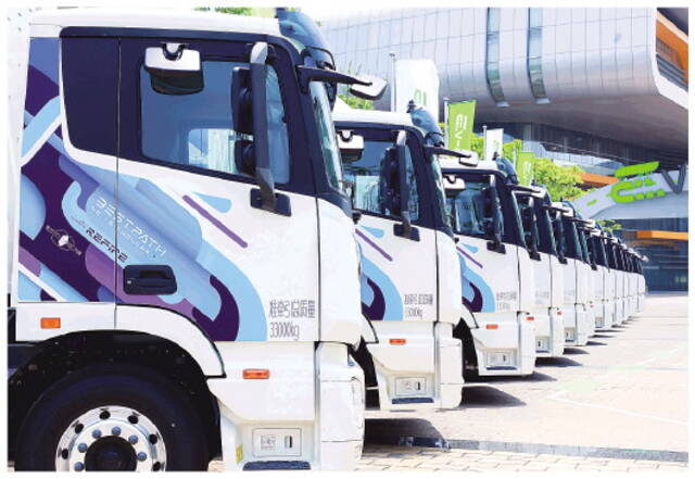 ▲重塑集团与福田汽车合作投运的一批42吨氢燃料电池重卡。（受访者供图）