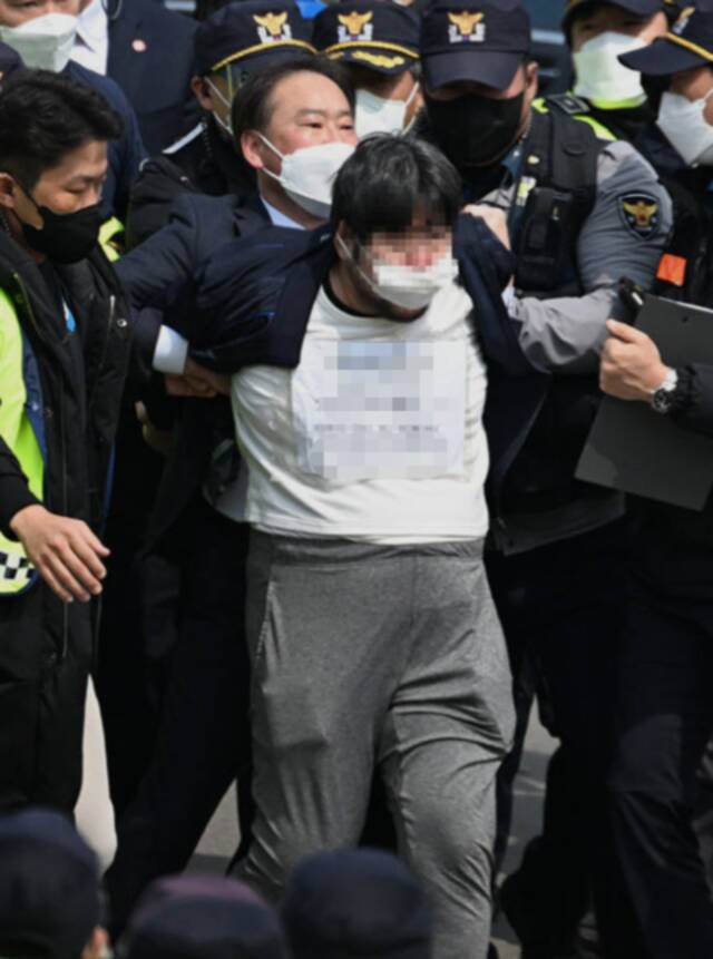 扔酒瓶的男子当场被捕（韩媒《THE FACT》）