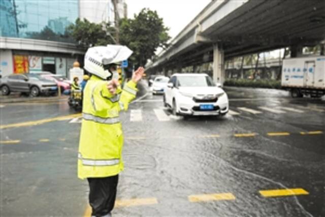 不惧风雨 他们坚守岗位