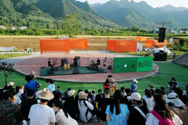 游客在西安市鄠邑区蔡家坡村终南剧场观看音乐演出（6月12日摄）。新华社记者李一博摄