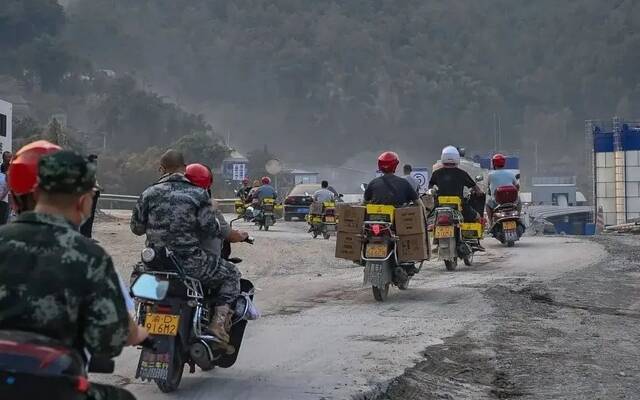 ▲重庆发生山火后，不少市民自发组成摩托车队，往山火扑救前线运送物资。图片来自“北碚发布”微信公众号