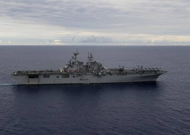 在菲律宾海的“的黎波里”号两栖攻击舰图源：美军