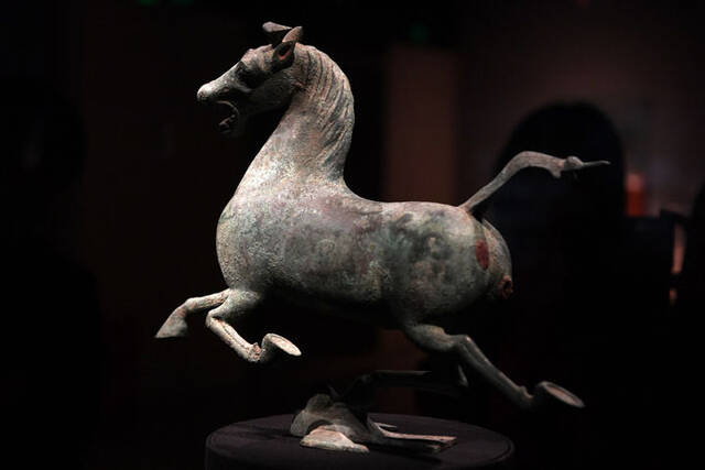 2021年5月15日在甘肃省博物馆拍摄的对外展出的铜奔马复制品。图片来自新华社