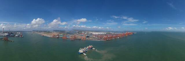 这是8月27日拍摄的平陆运河出海口附近的大榄坪作业区（无人机全景照片）。新华社记者曹祎铭摄