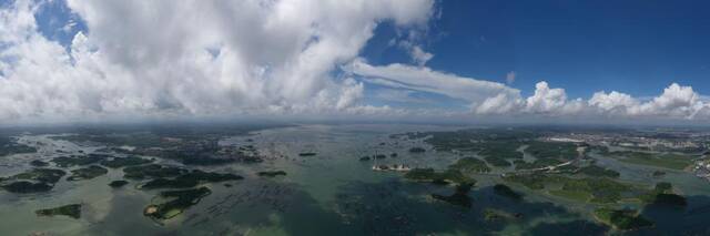 这是8月27日拍摄的平陆运河茅尾海龙门大桥段（无人机全景照片）。新华社记者曹祎铭摄