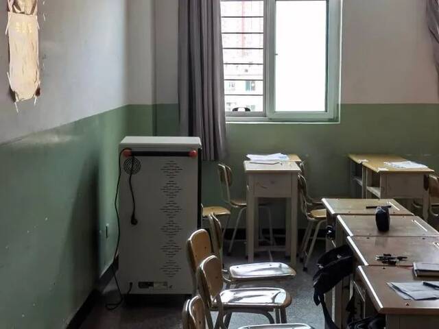 图为太原市某中学校教室内的充电柜。国务院第九次大督查第一督查组供图