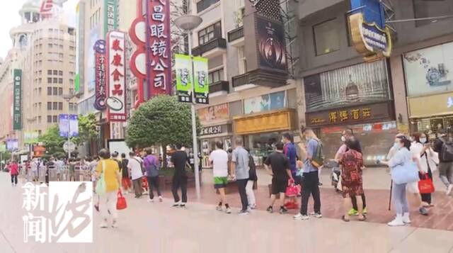 天气一凉，上海人排队的热情又被点燃！阿姨爷叔：便宜不搨白不搨！
